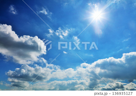 夏の青空と雲 そして太陽 夏の青空と雲 そして太陽 136935127
