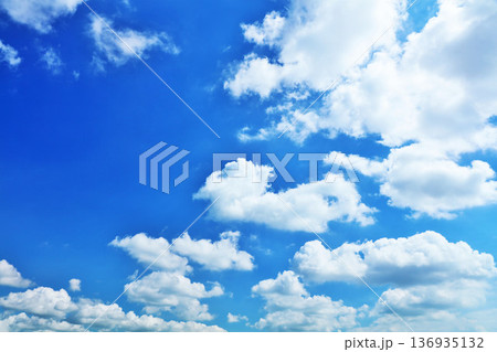 夏の青空と雲 夏の青空と雲 136935132