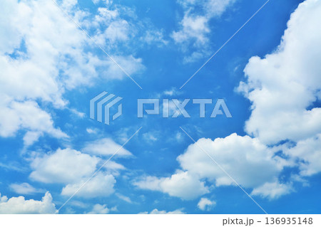夏の青空と雲 夏の青空と雲 136935148