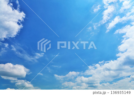 夏の青空と雲 136935149
