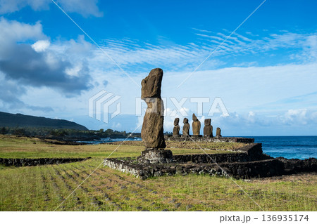 アフ・タハイとアフ・バイ・ウリ、タハイ儀式村のモアイ、イースター島、2025年11月 136935174
