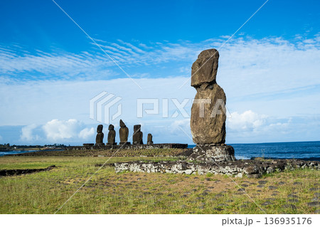 アフ・タハイとアフ・バイ・ウリ、タハイ儀式村のモアイ、イースター島、2025年11月 136935176