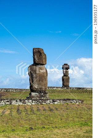 アフ・タハイとアフ・コテリク、タハイ儀式村のモアイ、イースター島、2025年11月 136935177