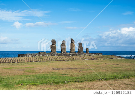 アフ・バイ・ウリ、タハイ儀式村のモアイ、イースター島、2025年11月 136935182