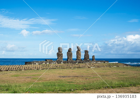 アフ・バイ・ウリ、タハイ儀式村のモアイ、イースター島、2025年11月 136935183