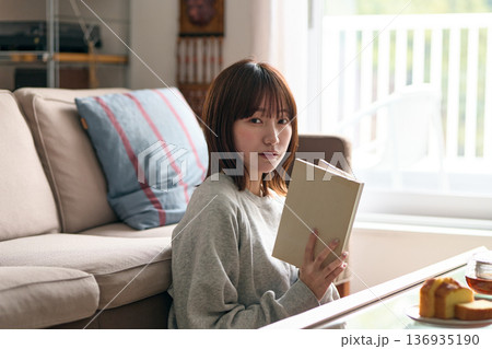 読書する女性 136935190