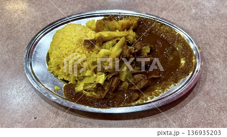 手羽先がのっているチキンカレー 136935203