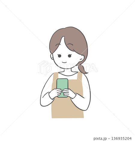 笑顔でスマートフォンを操作するエプロン姿の女性 136935204