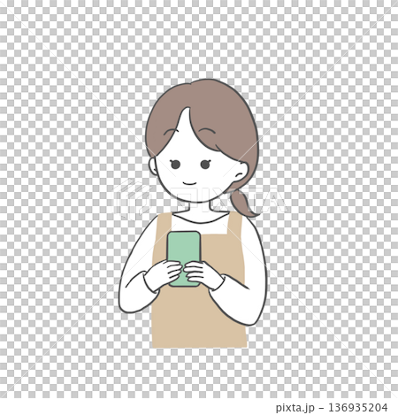 一位身穿圍裙的女士微笑著操作智慧型手機。 136935204