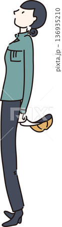 見上げる作業服を着た女性のイラスト　緑色の制服 136935210