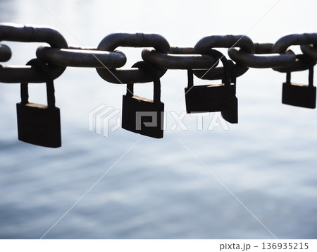錆びた鎖と南京錠 136935215