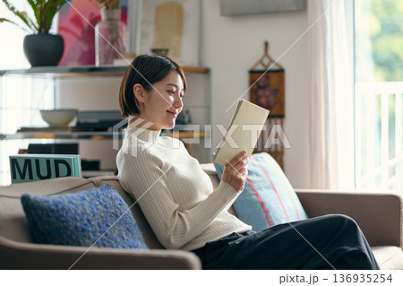 リビングで読書する女性 136935254