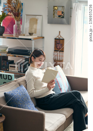 リビングで読書する女性 リビングで読書する女性 136935256