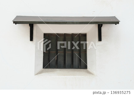壁の隙間から覗く木の扉 136935275