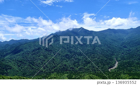 鹿児島県屋久島の太鼓岩から見える風景 136935552