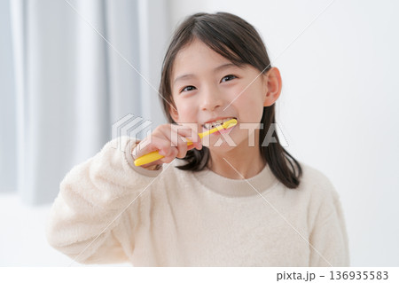 歯磨きする女の子 歯磨きする女の子 136935583