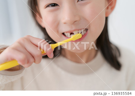 歯磨きする女の子 136935584