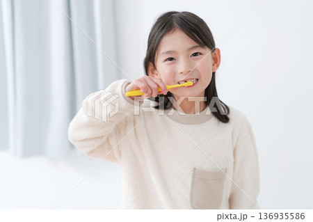 歯磨きする女の子 歯磨きする女の子 136935586