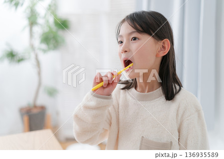 歯磨きする女の子 136935589