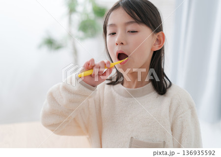 歯磨きする女の子 136935592