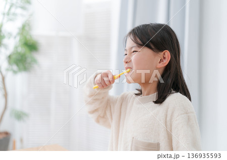 歯磨きする女の子 136935593