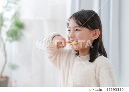 歯磨きする女の子 136935594
