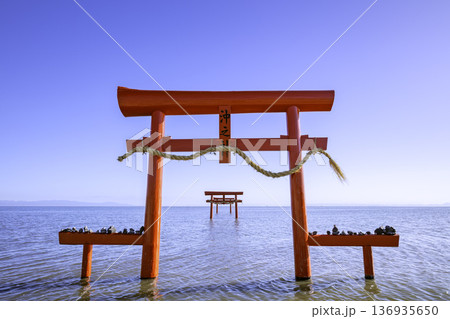 有明海の神秘的な風景 大魚神社の海中鳥居 (佐賀県) 有明海の神秘的な風景 大魚神社の海中鳥居 (佐賀県) 136935650