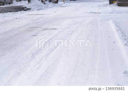 圧雪の道路 圧雪の道路 136935681