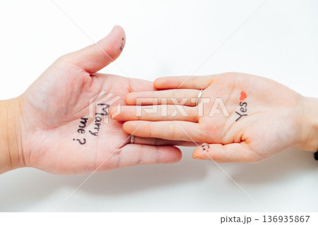 カップルの手と文字を使ったプロポーズイメージ素材 136935867