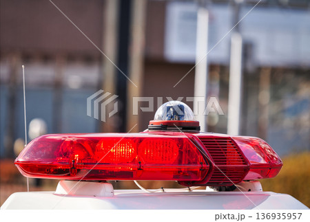 カメラが設置されたパトカーの赤色灯 カメラが設置されたパトカーの赤色灯 136935957