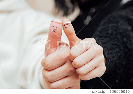 カップルの指とイラストを使ったプロポーズイメージ素材 136936019