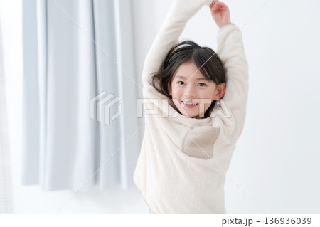 パジャマでくつろぐ女の子 パジャマでくつろぐ女の子 136936039