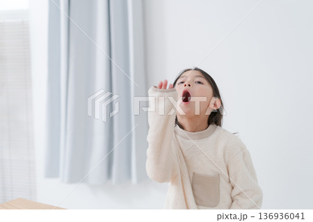パジャマでくつろぐ女の子 パジャマでくつろぐ女の子 136936041