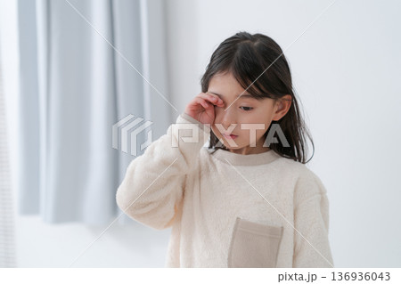 眠くて目をこする女の子 眠くて目をこする女の子 136936043