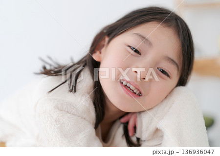 パジャマでくつろぐ女の子 パジャマでくつろぐ女の子 136936047
