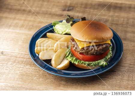 木製テーブルに置かれたハンバーガーとフライドポテトとコピースペース 木製テーブルに置かれたハンバーガーとフライドポテトとコピースペース 136936073