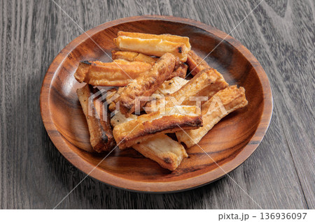 和菓子の手作り揚げ餅 和菓子の手作り揚げ餅 136936097