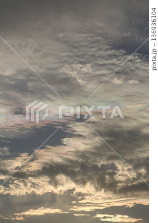 彩雲輝く空 136936104