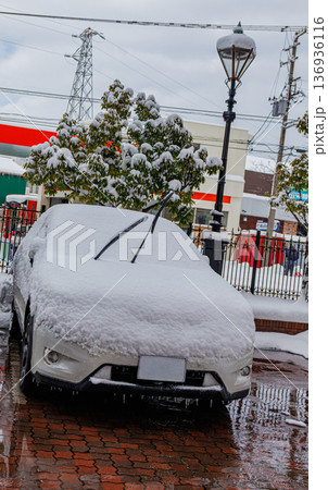 一夜で雪まみれになったSUV 136936116