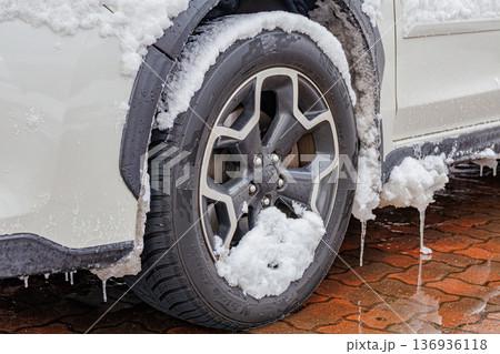 一夜で雪まみれになったSUV 一夜で雪まみれになったSUV 136936118