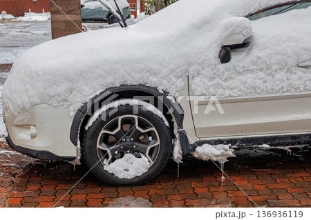 一夜で雪まみれになったSUV 一夜で雪まみれになったSUV 136936119