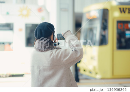 駅構内でスマートフォンで撮影する女性 駅構内でスマートフォンで撮影する女性 136936263