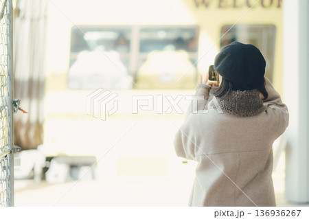 駅構内でスマートフォンで撮影する女性 136936267