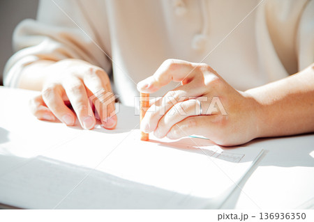 婚姻届に押印をするシーン 136936350