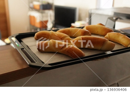 自家製ロールパン 136936406