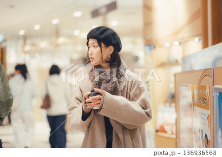 ショッピングモールで買い物をする女性 136936568