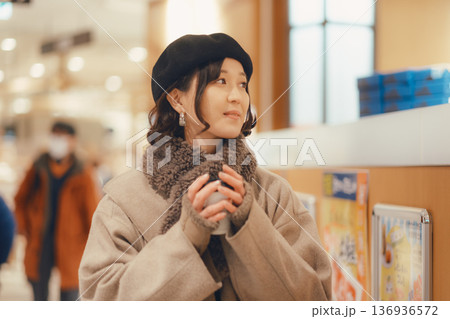 ショッピングモールで買い物をする女性 136936572