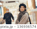 ショッピングモールで買い物をする女性 136936574