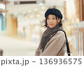 ショッピングモールで買い物をする女性 136936575