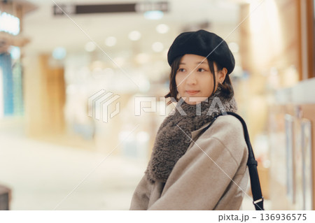ショッピングモールで買い物をする女性 ショッピングモールで買い物をする女性 136936575